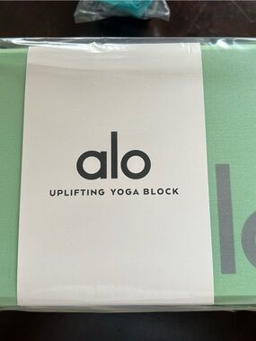 Alo yoga block melon colored, new in pkg